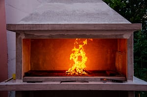 Vanjski prostor za roštilj. Outdoor barbecue area. Grillplatz im Freien.