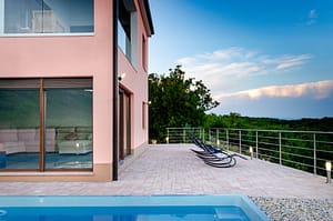 Uređena terasa s ležaljkama. Decorated terrace with sun loungers. Dekorierte Terrasse mit Liegestühlen.