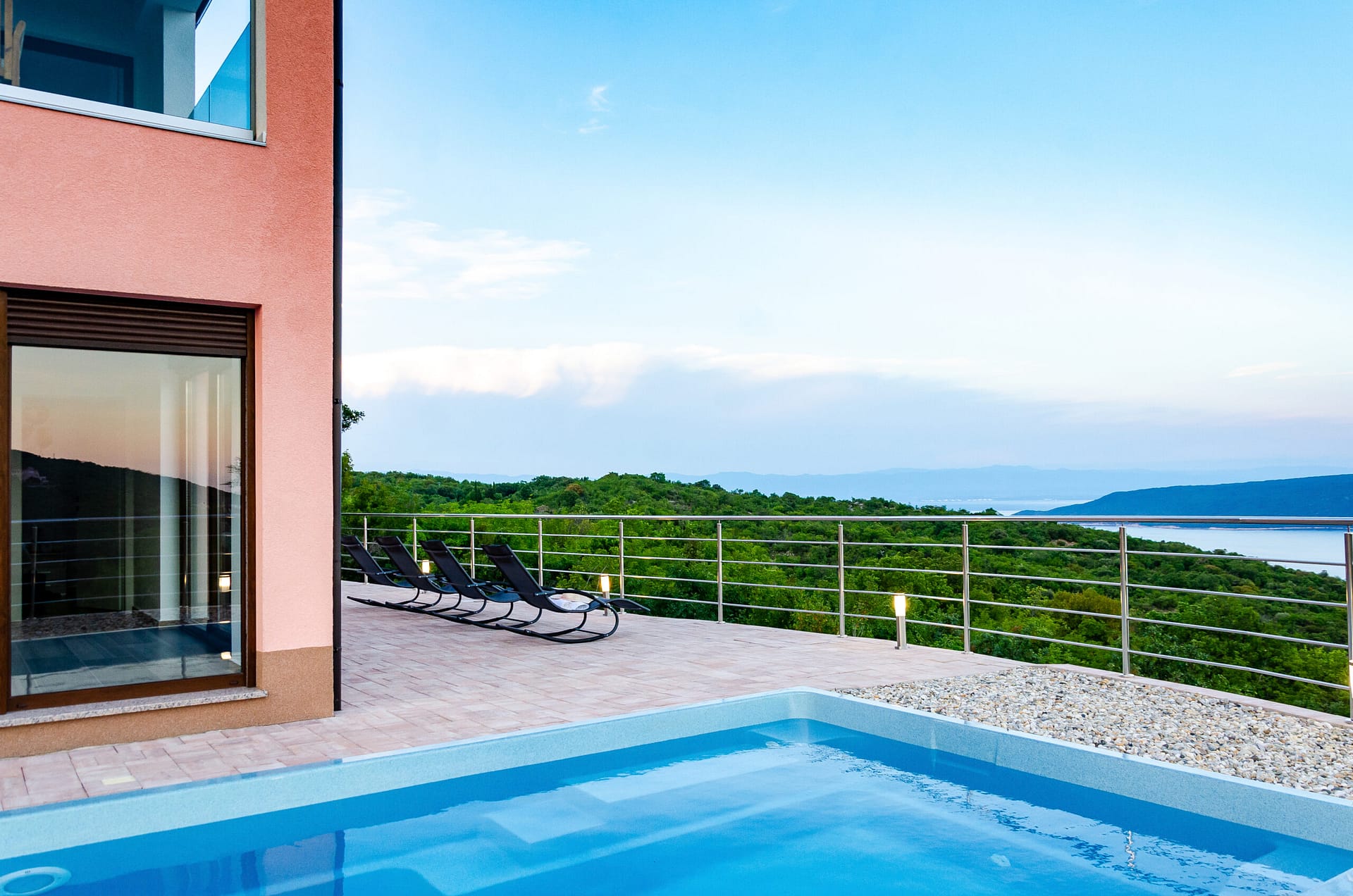 Sunčanje uz privatni bazen. Sunbathing by the private pool. Sonnenbaden am privaten Pool.